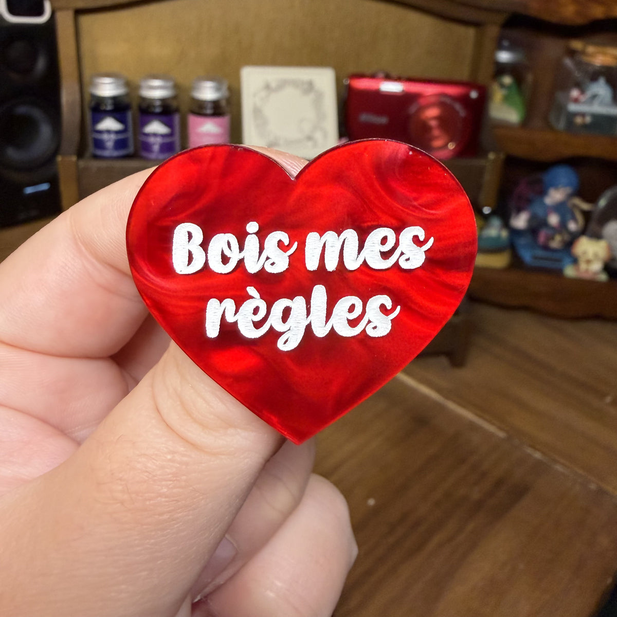 Broche "Bois mes règles" en acrylique marbrée rouge