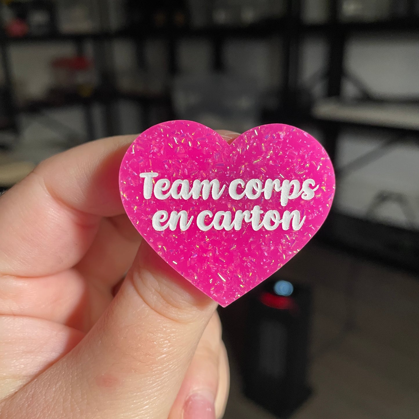 Broche "Team corps en carton" en acrylique rose à paillettes