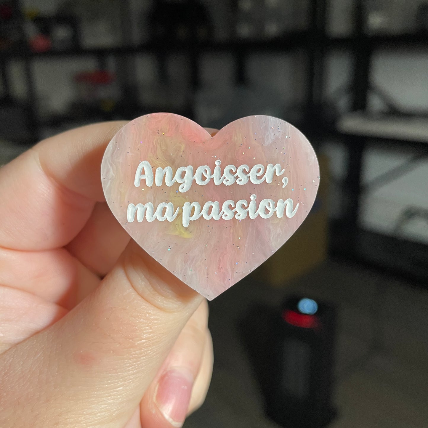Broche "Angoisser, ma passion" en acrylique marbrée corail, jaune et orange