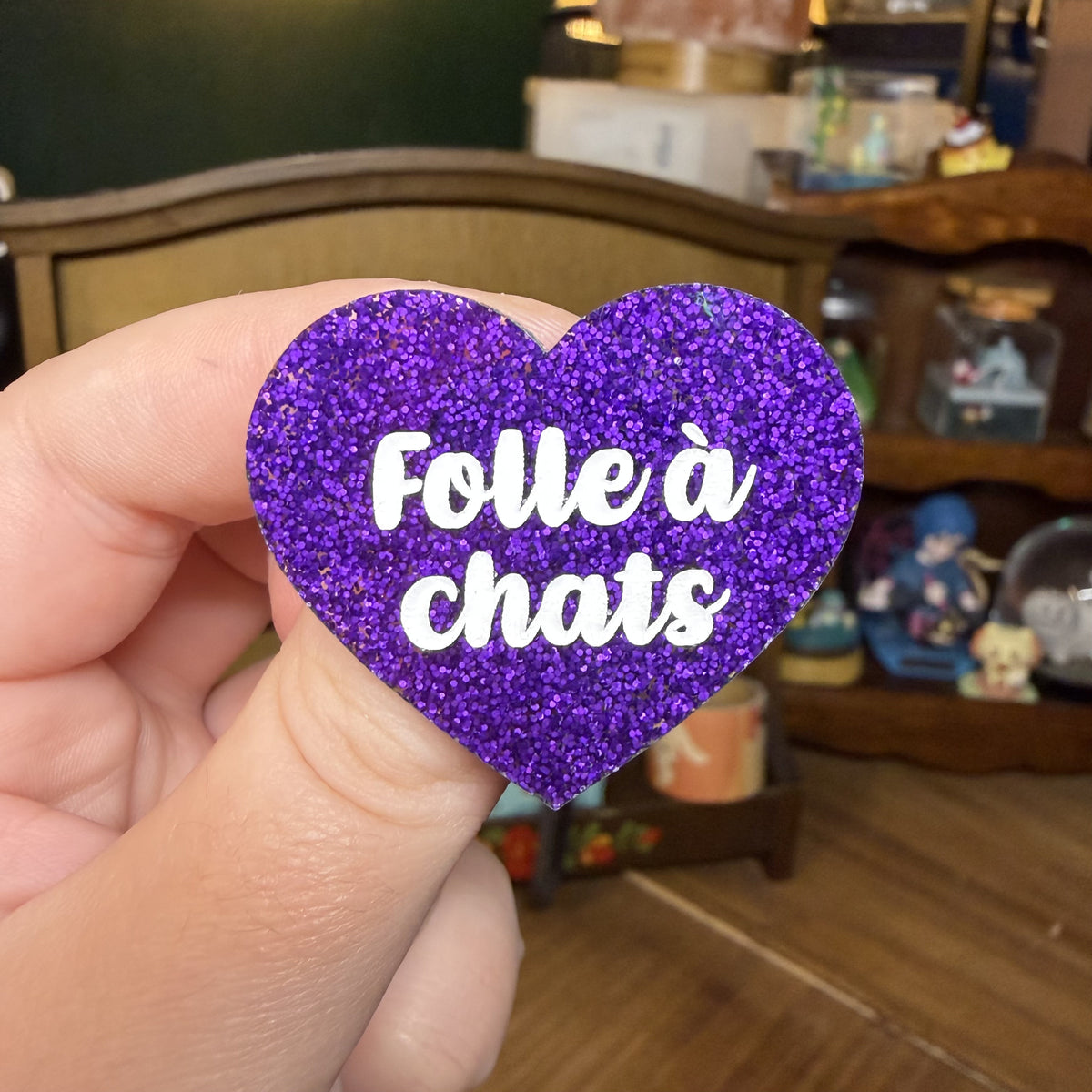 Broche "Folle à chats" en acrylique à paillettes violettes