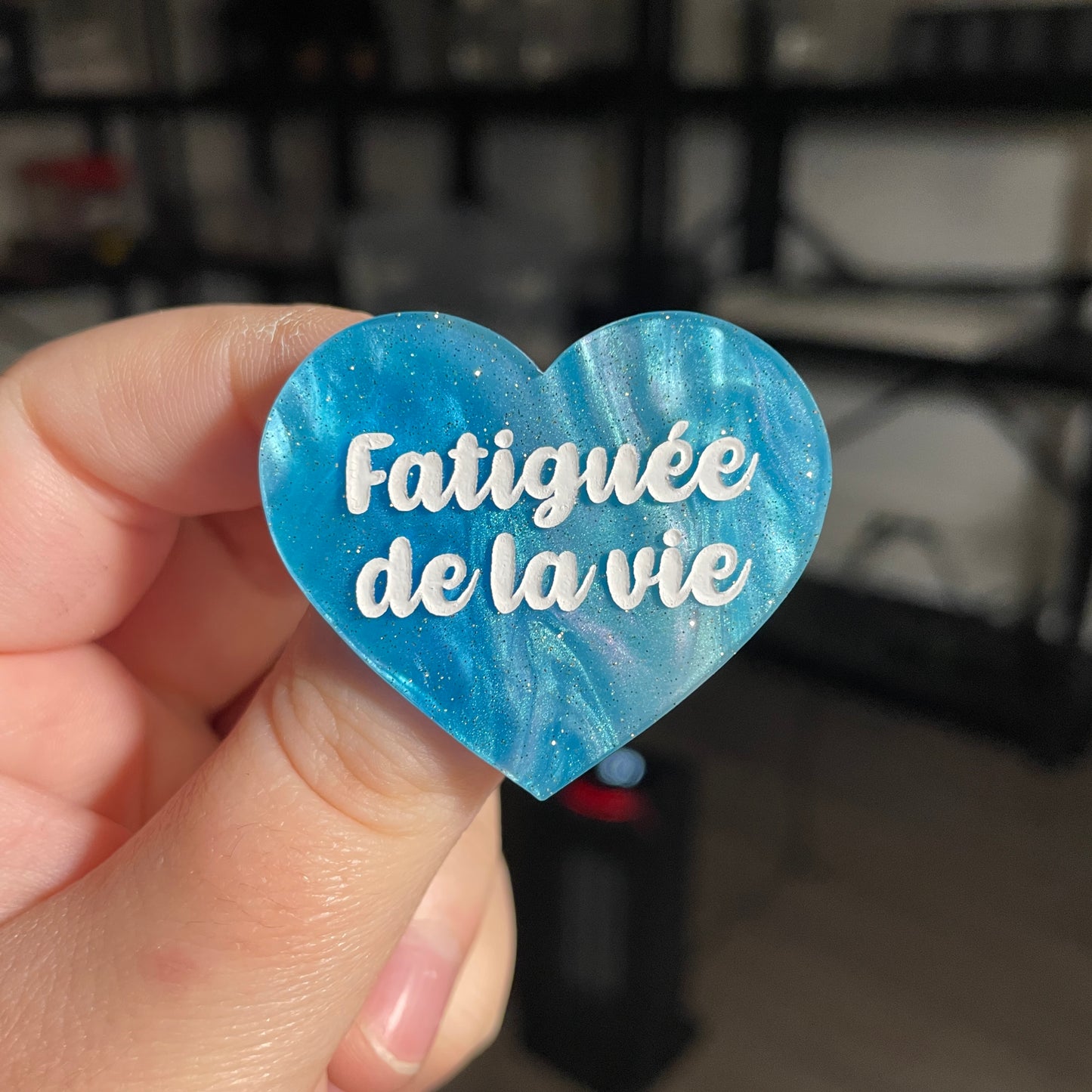 Broche "Fatiguée de la vie" en acrylique marbrée bleue à paillettes