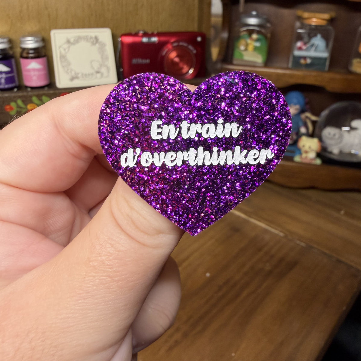 Broche "En train d'overthinker" en acrylique à paillettes violettes