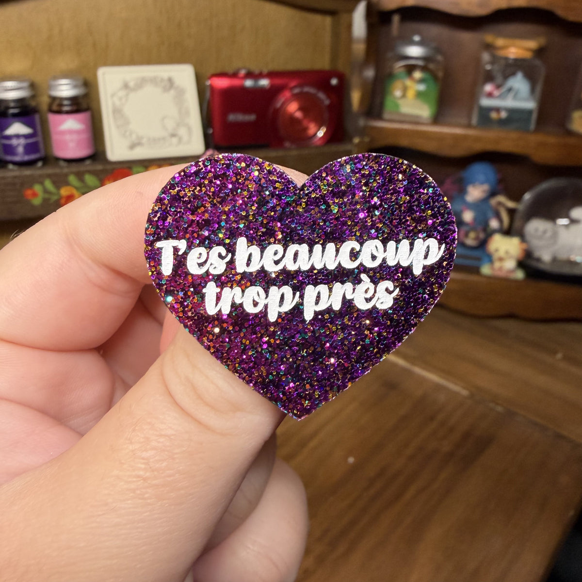 Broche "T'es beaucoup trop près" en acrylique à paillettes violettes