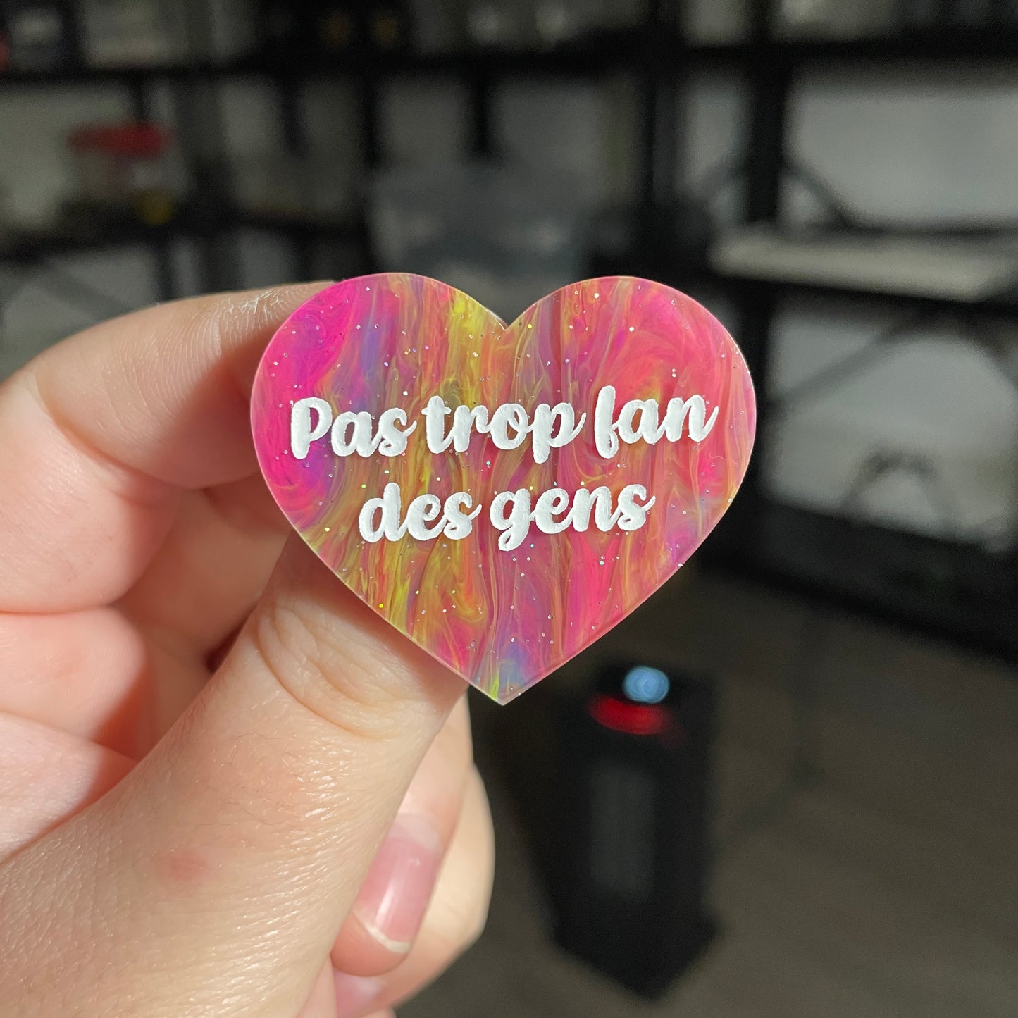 Broche "Pas trop fan des gens" en acrylique semi transparente marbrée multicolore