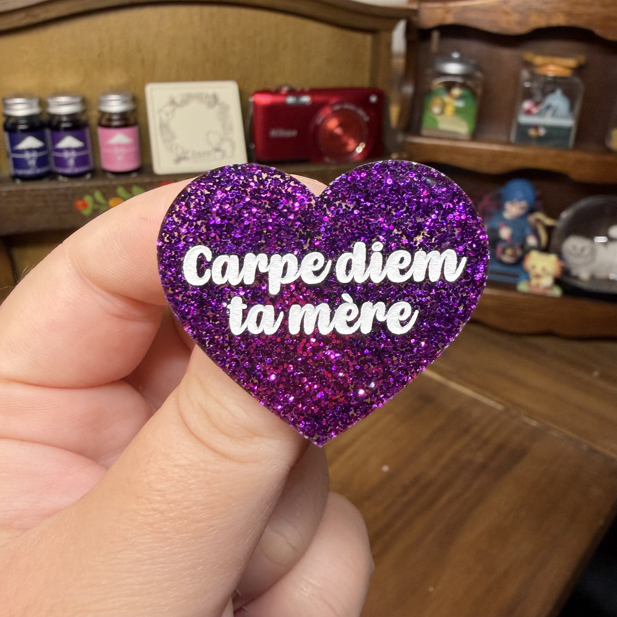 Broche "Carpe diem ta mère" en acrylique à paillettes violettes