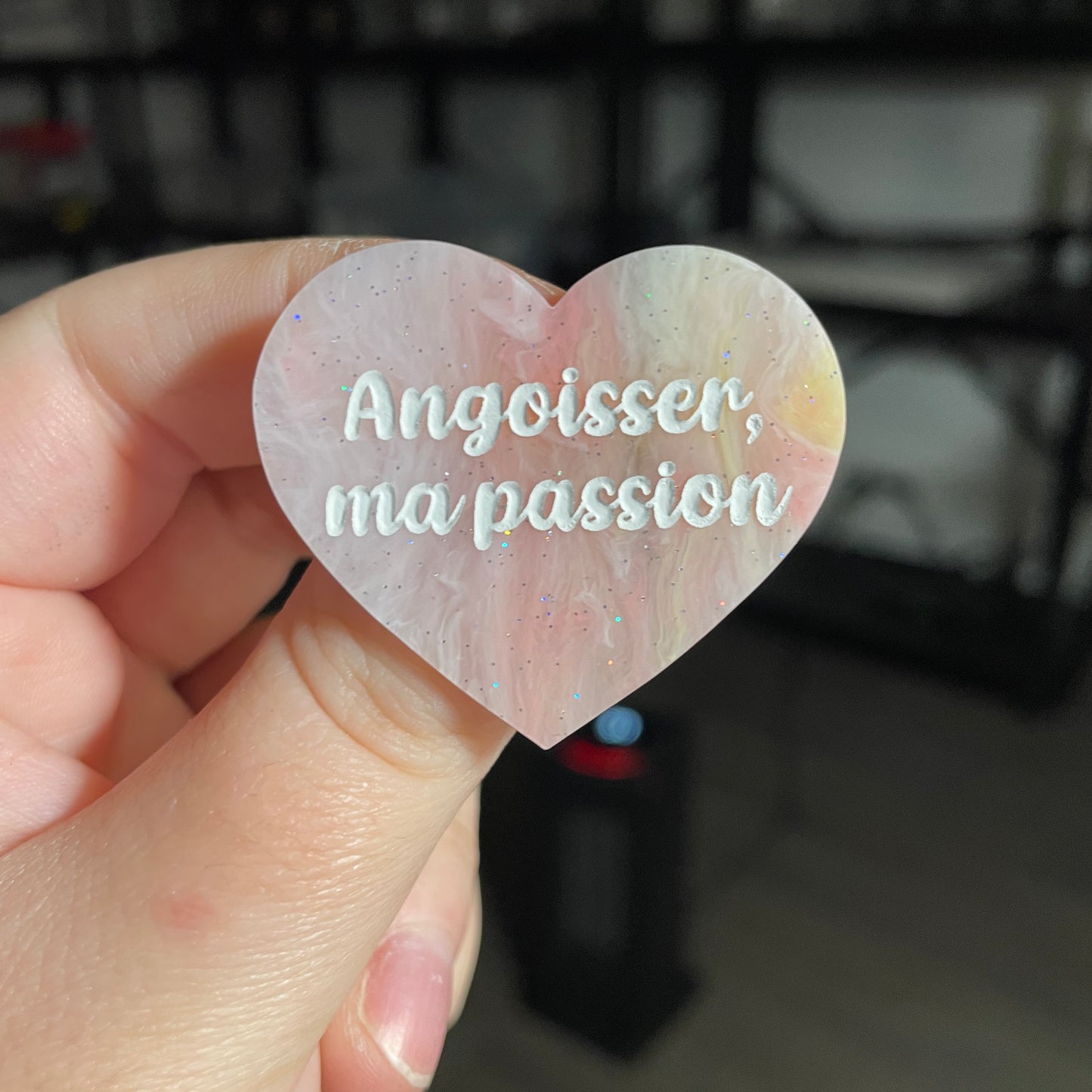 Broche "Angoisser, ma passion" en acrylique marbrée corail, orange et jaune
