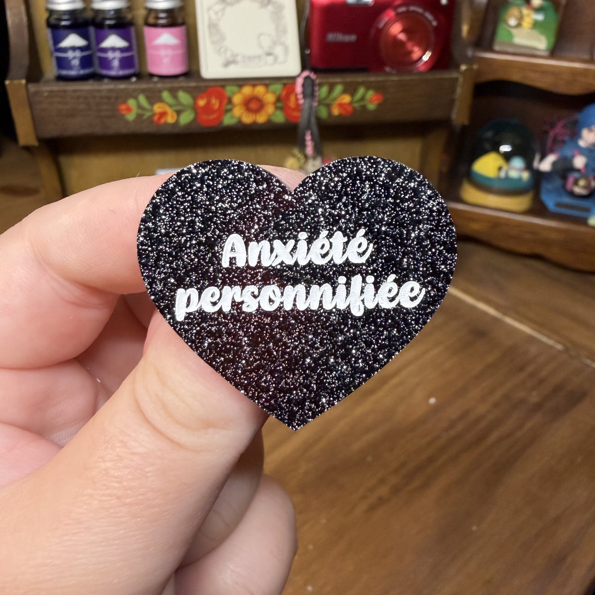 Broche "Anxiété personnifée" en acrylique noire à paillettes
