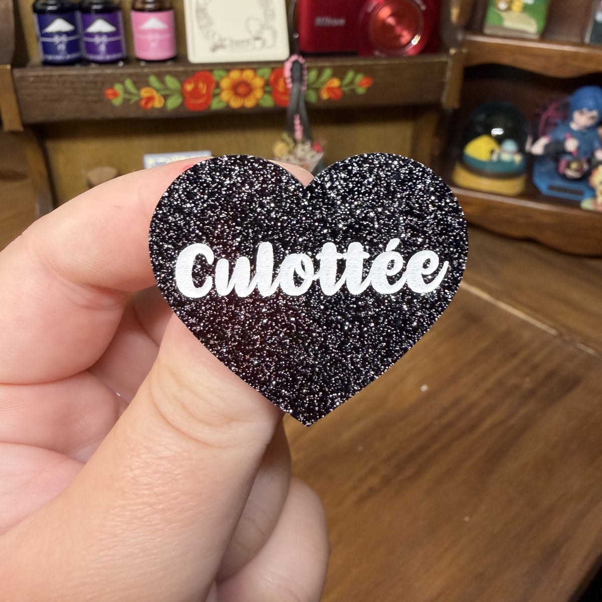 Broche "Culottée" en acrylique noire à paillettes