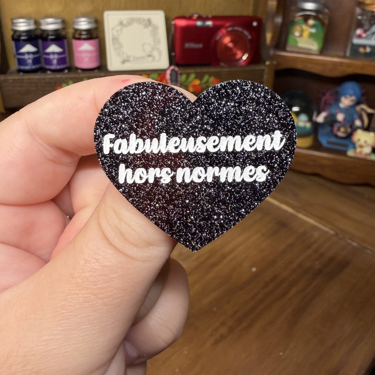 Broche "Fabuleusement hors normes" en acrylique noire à paillettes