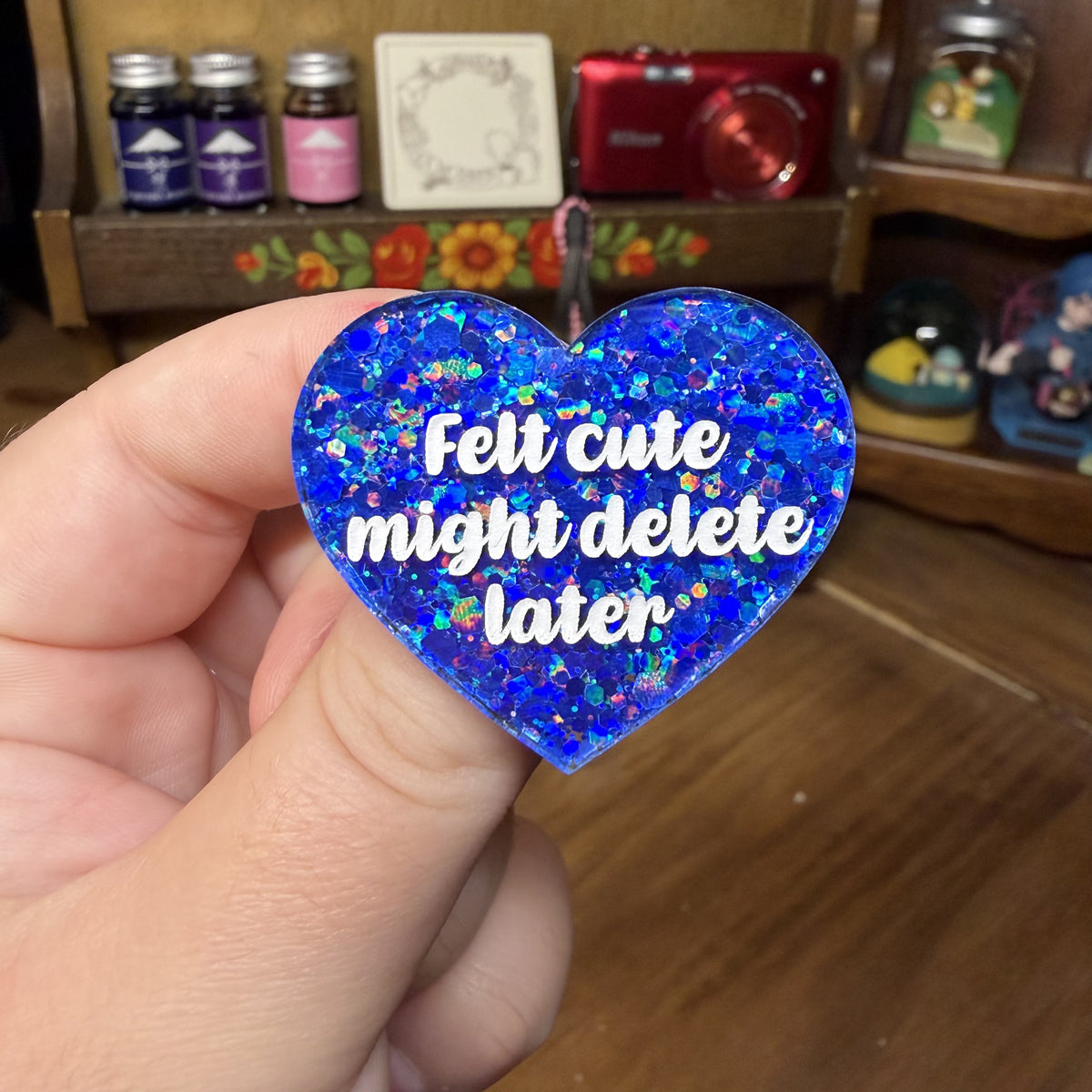 Broche "Felt cute might delete later" en acrylique à paillettes bleues