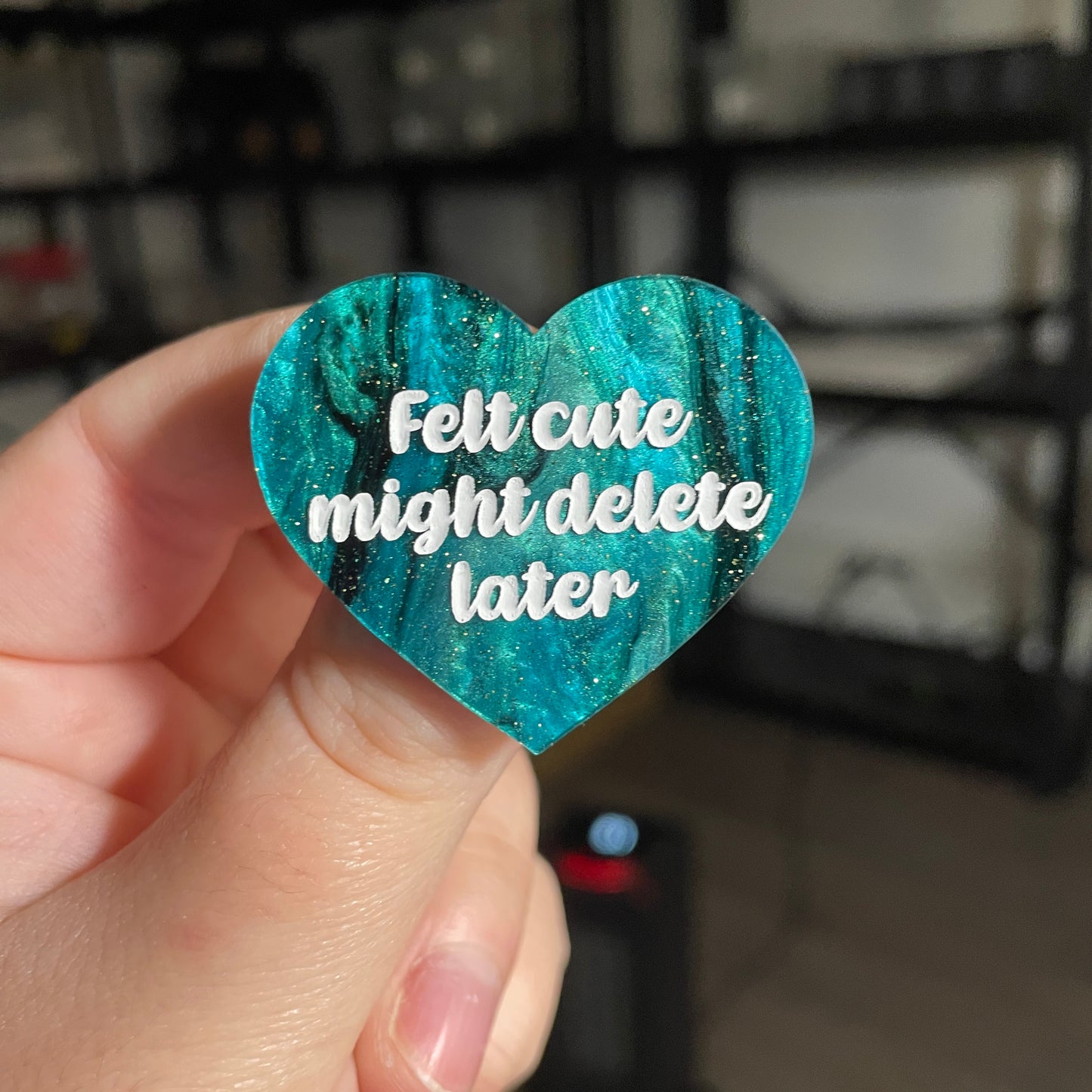 Broche "Felt cute might delete later" en acrylique marbrée verte et noire à paillettes