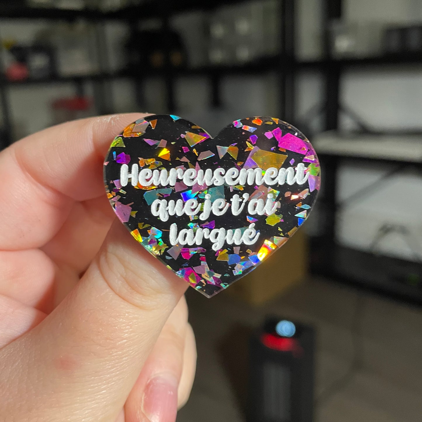 Broche "Heureusement que je t'ai largué" en acrylique noire avec des éclats de confettis multicolores