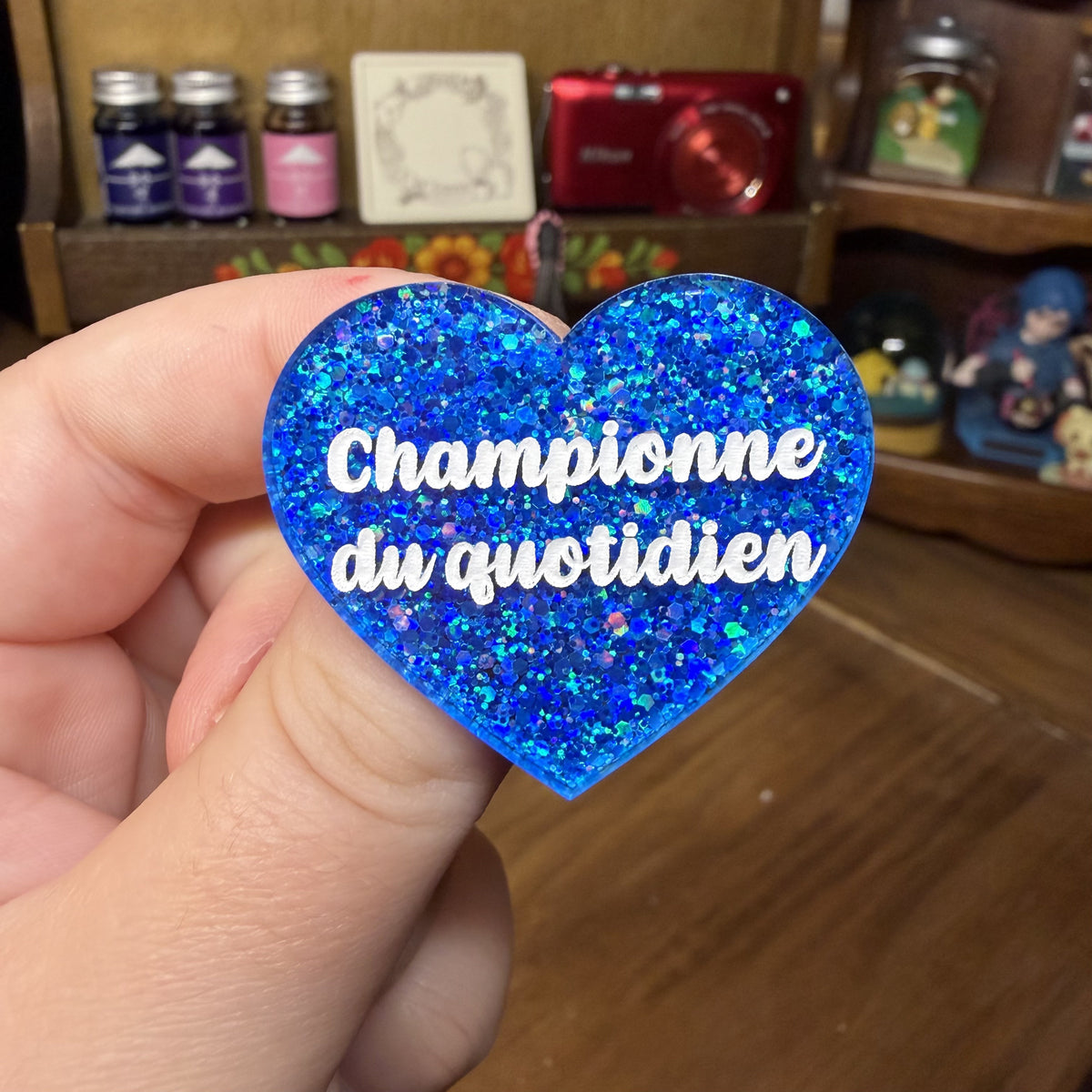 Broche "Championne du quotidien" en acrylique à paillettes bleues