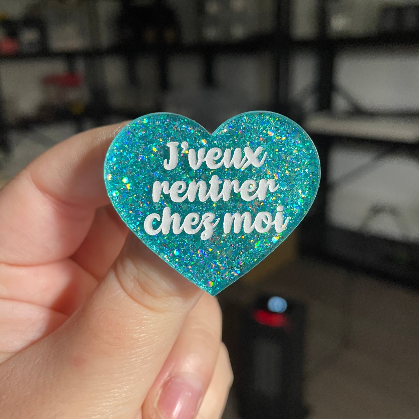 Broche "J'veux rentrer chez moi" en acrylique à paillettes turquoise