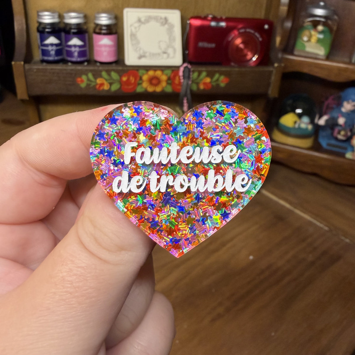 Broche "Fauteuse de trouble" en acrylique semi transparente avec des étoiles multicolores