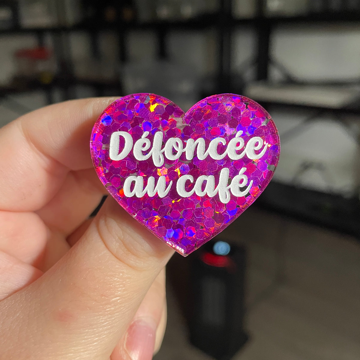 Broche "Défoncée au café" en acrylique semi transparente avec des confettis fuchsia