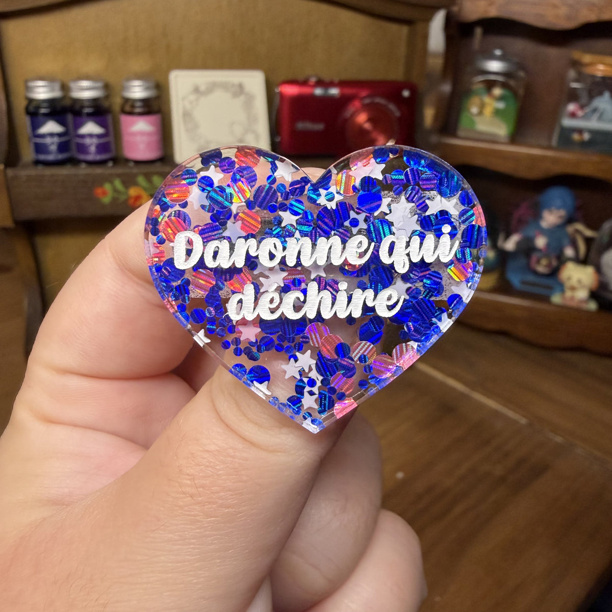 Broche "Daronne qui déchire" en acrylique semi transparente avec des confettis bleus, roses et blancs