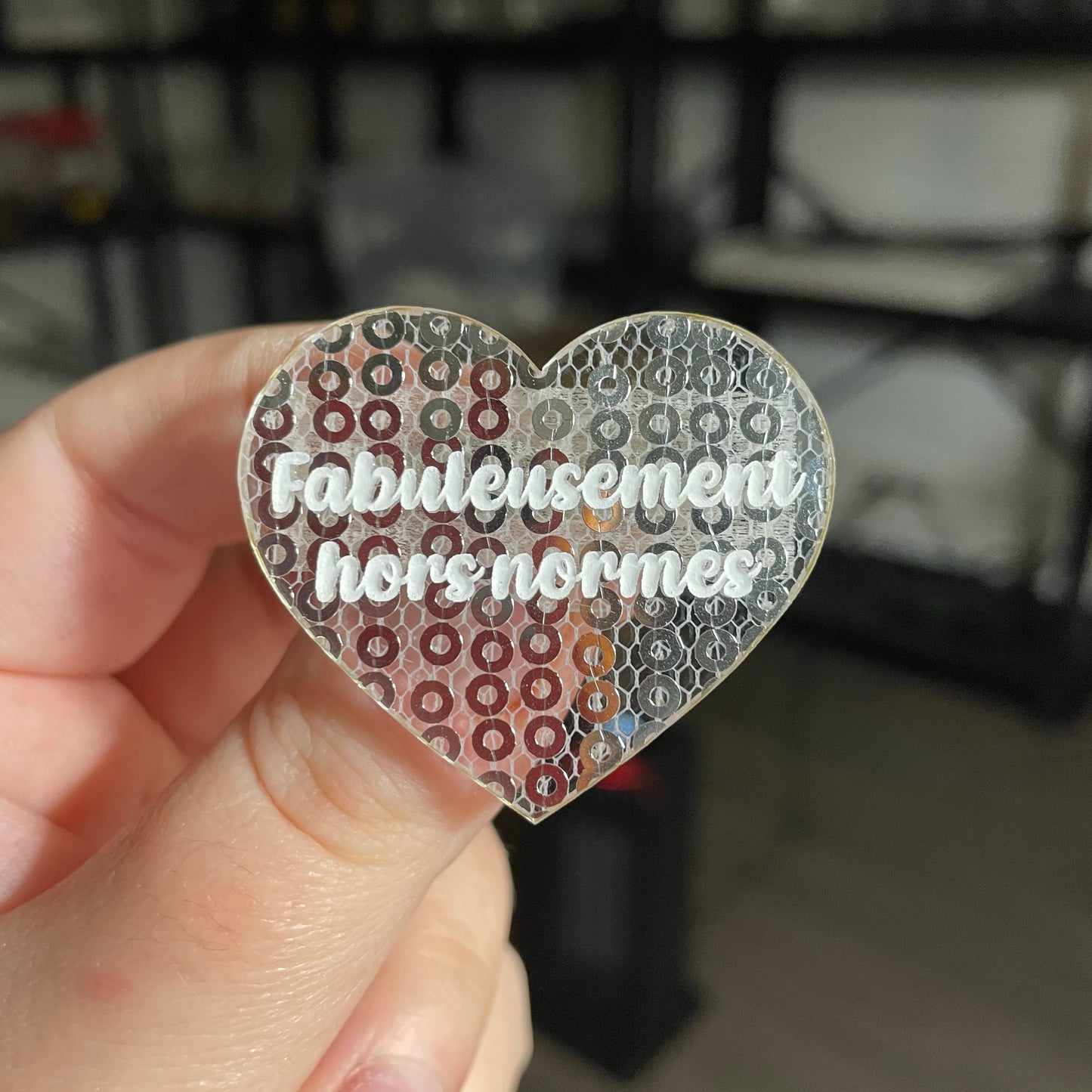 Broche "Fabuleusement hors normes" en acrylique japonaise semi transparente avec des sequins argentés