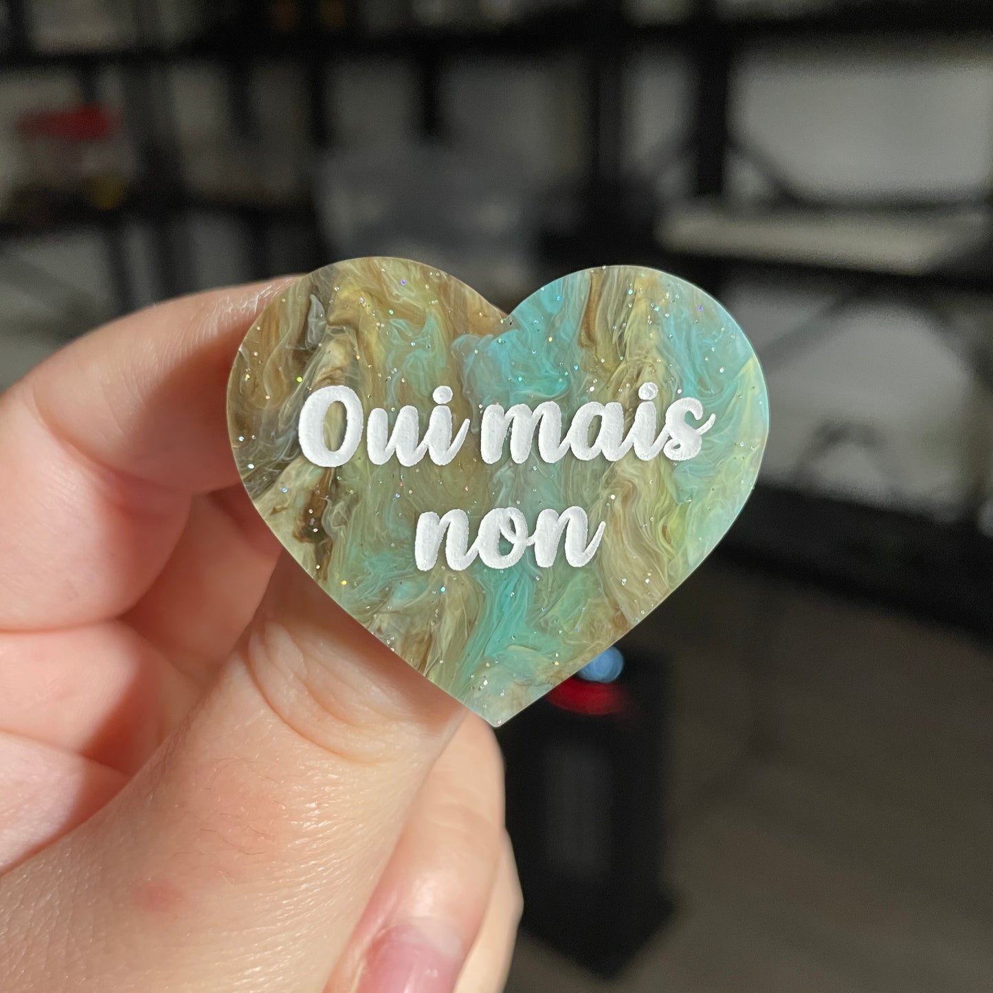 Broche "Oui mais non" en acrylique marbrée marron et bleue