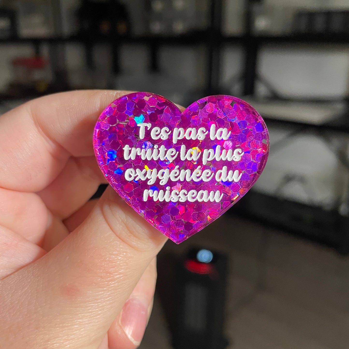 Broche "T'es pas la truite la plus oxygénée du ruisseau" en acrylique semi transparente avec des confettis fuchsia