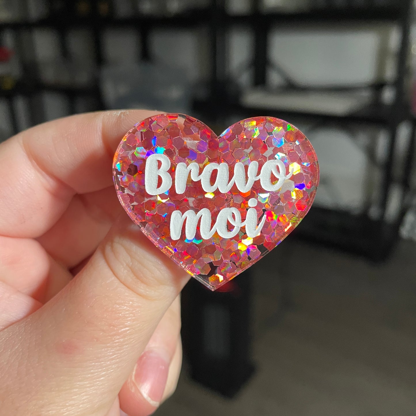 Broche "Bravo moi" en acrylique semi transparente avec des confettis corail
