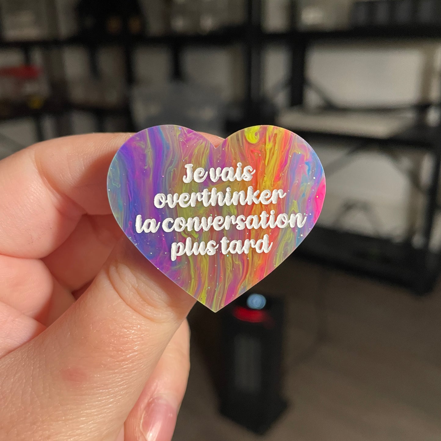 Broche "Je vais overthinker la conversation plus tard" en acrylique semi transparente marbrée multicolore