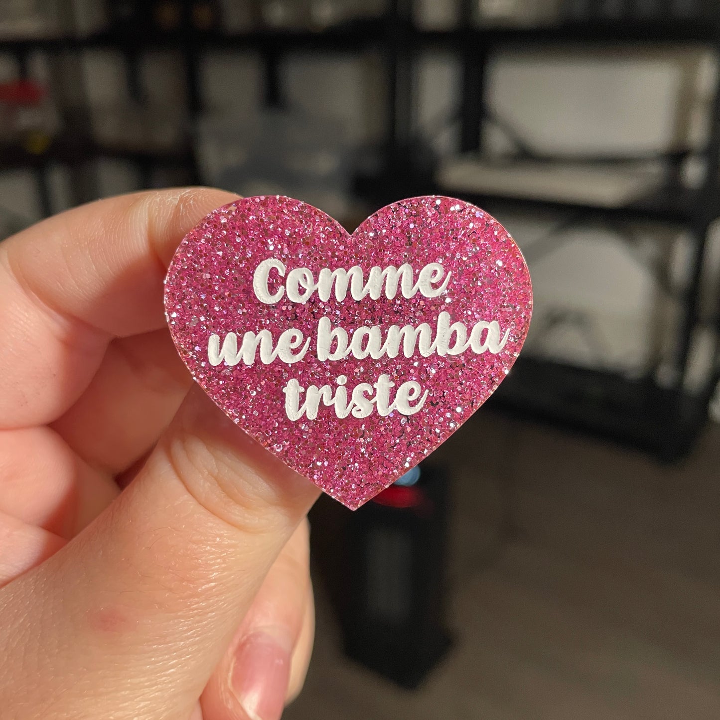 Broche "Comme une bamba triste" en acrylique à paillettes roses