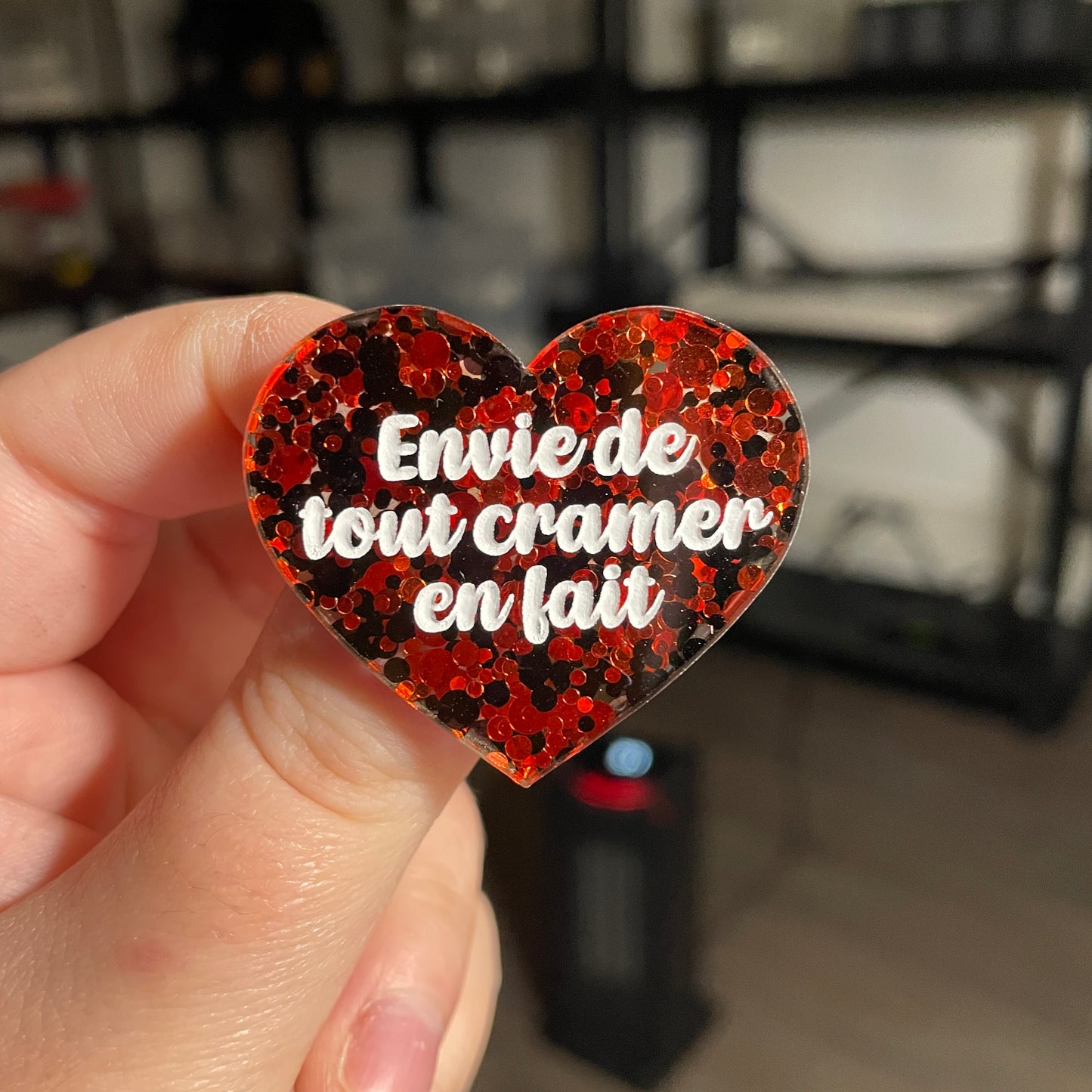 Broche "Envie de tout cramer en fait" en acrylique semi transparente avec des pois rouges et noirs