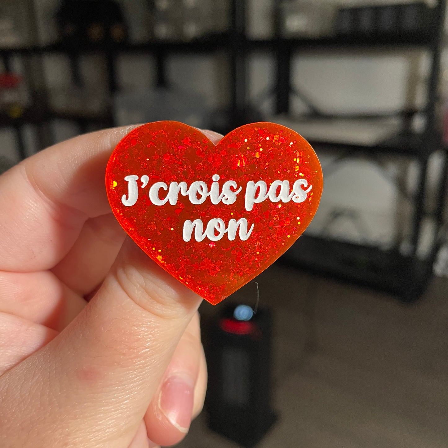 Broche "J'crois pas non" en acrylique à paillettes oranges