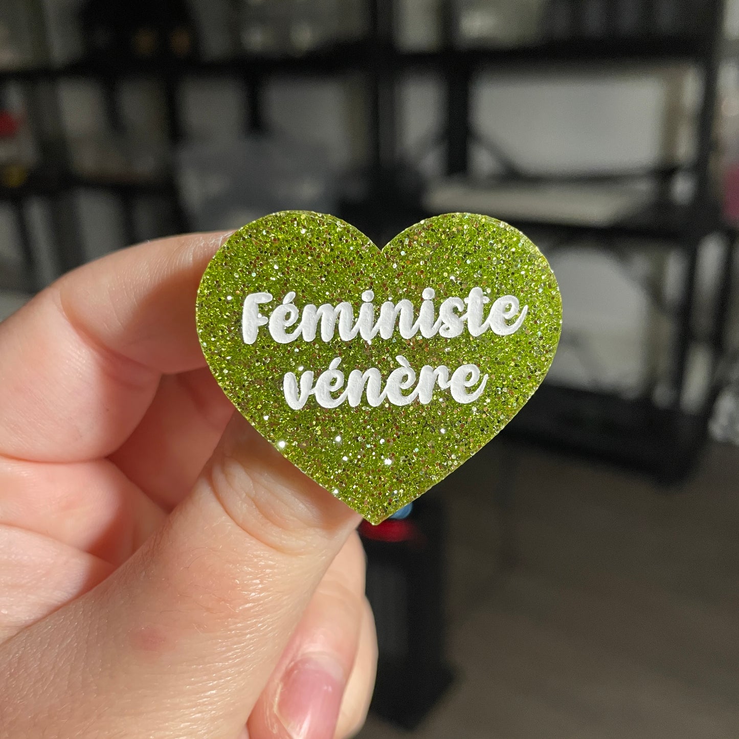 Broche "Féministe vénère" en acrylique à paillettes vertes