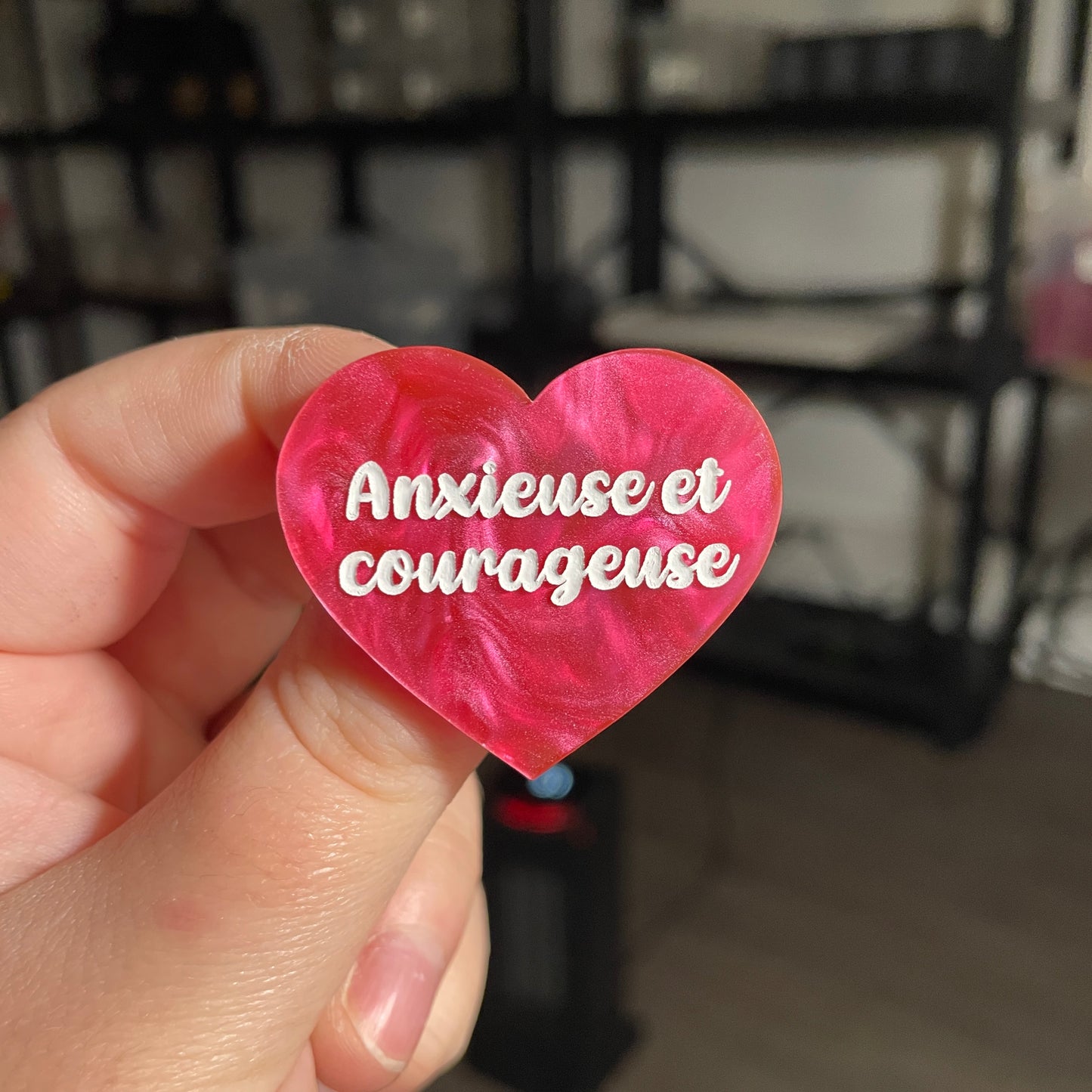 Broche "Anxieuse et courageuse" en acrylique marbrée rose