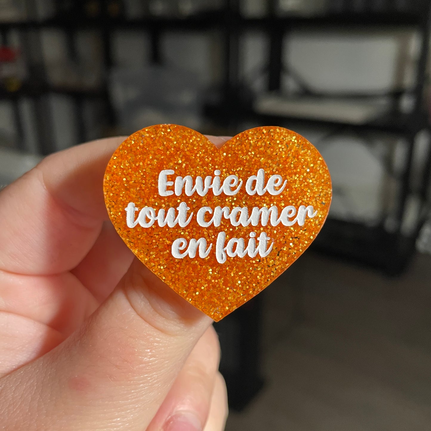 Broche "Envie de tout cramer en fait" en acrylique à paillettes oranges