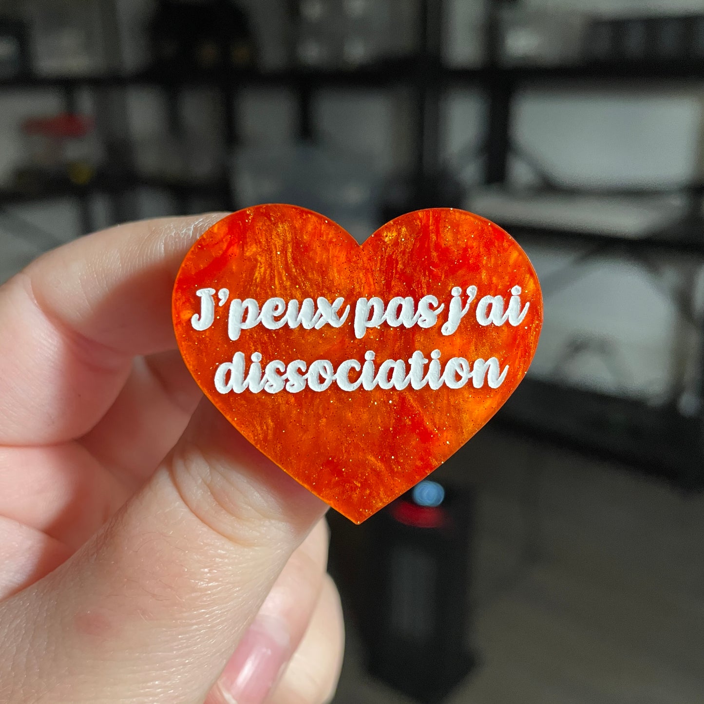 Broche "J'peux pas j'ai dissociation" en acrylique marbrée orange à paillettes
