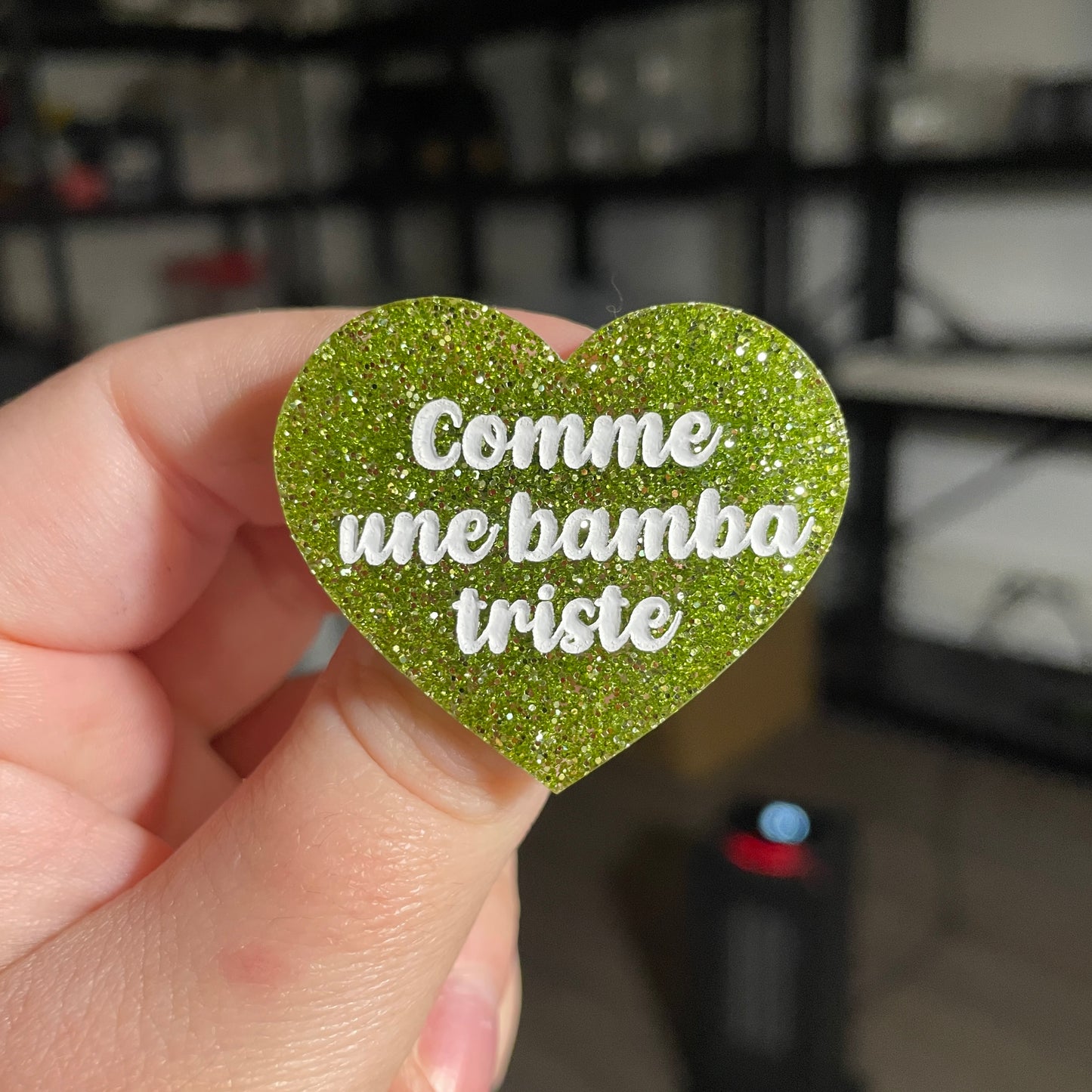 Broche "Comme une bamba triste" en acrylique à paillettes vertes