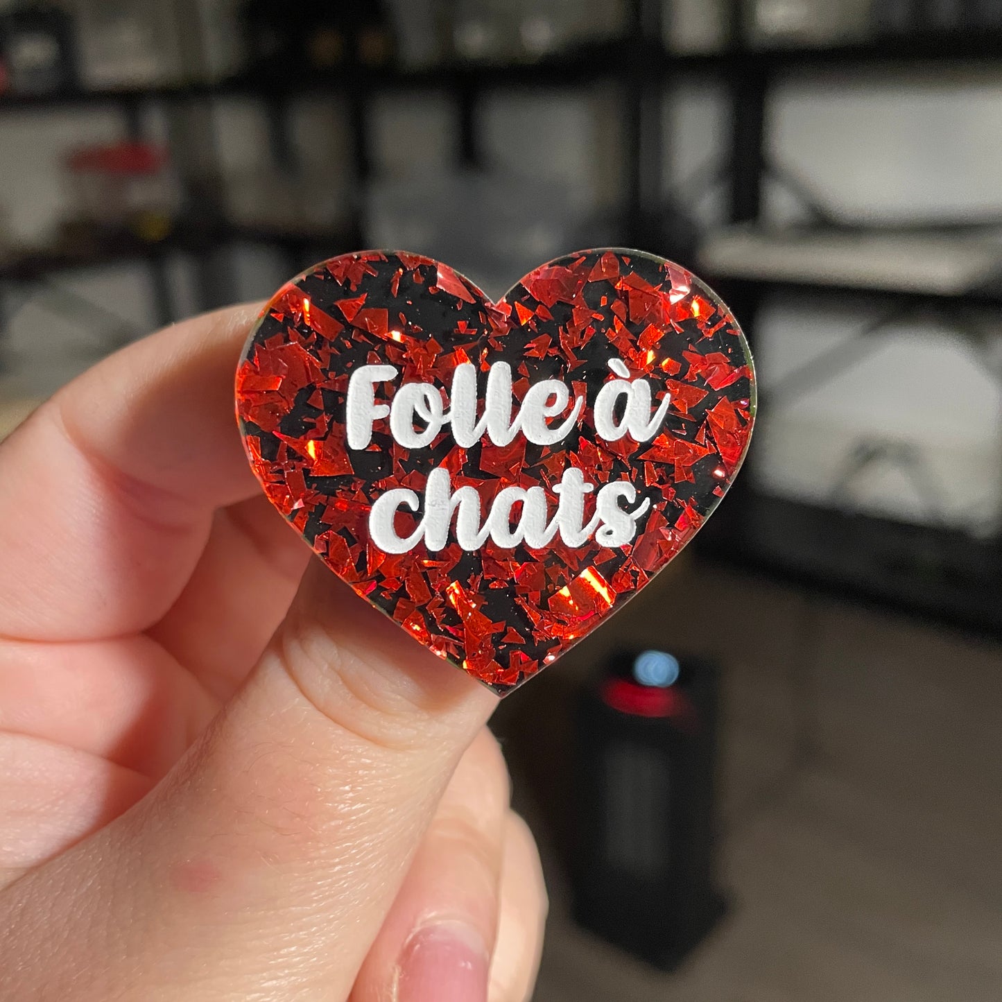 Broche "Folle à chats" en acrylique noire avec des éclats de confettis rouges