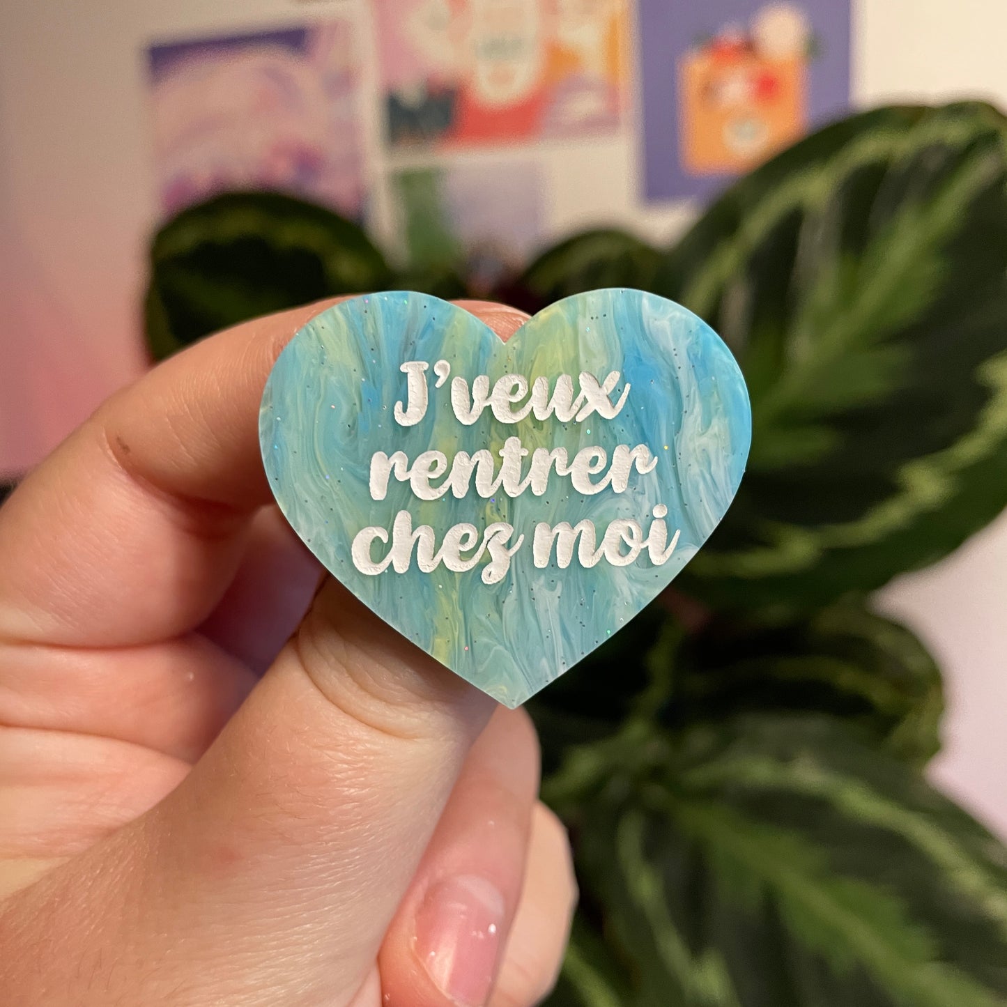 Broche "J'veux rentrer chez moi" en acrylique marbrée bleue et jaune