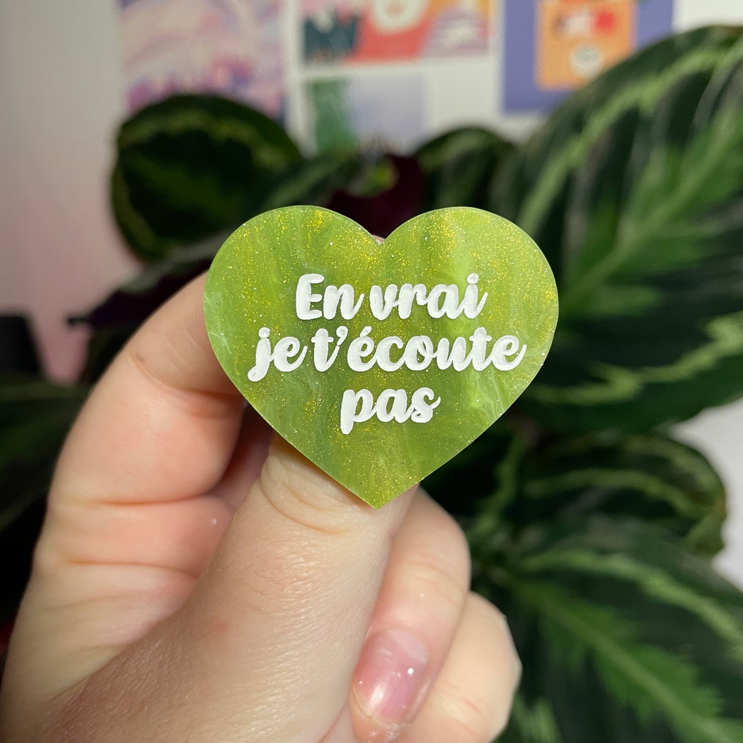 Broche "En vrai je t'écoute pas" en acrylique marbrée verte et dorée