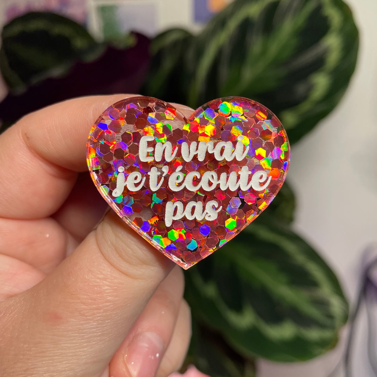 Broche "En vrai je t'écoute pas" en acrylique semi transparente avec des confettis corail