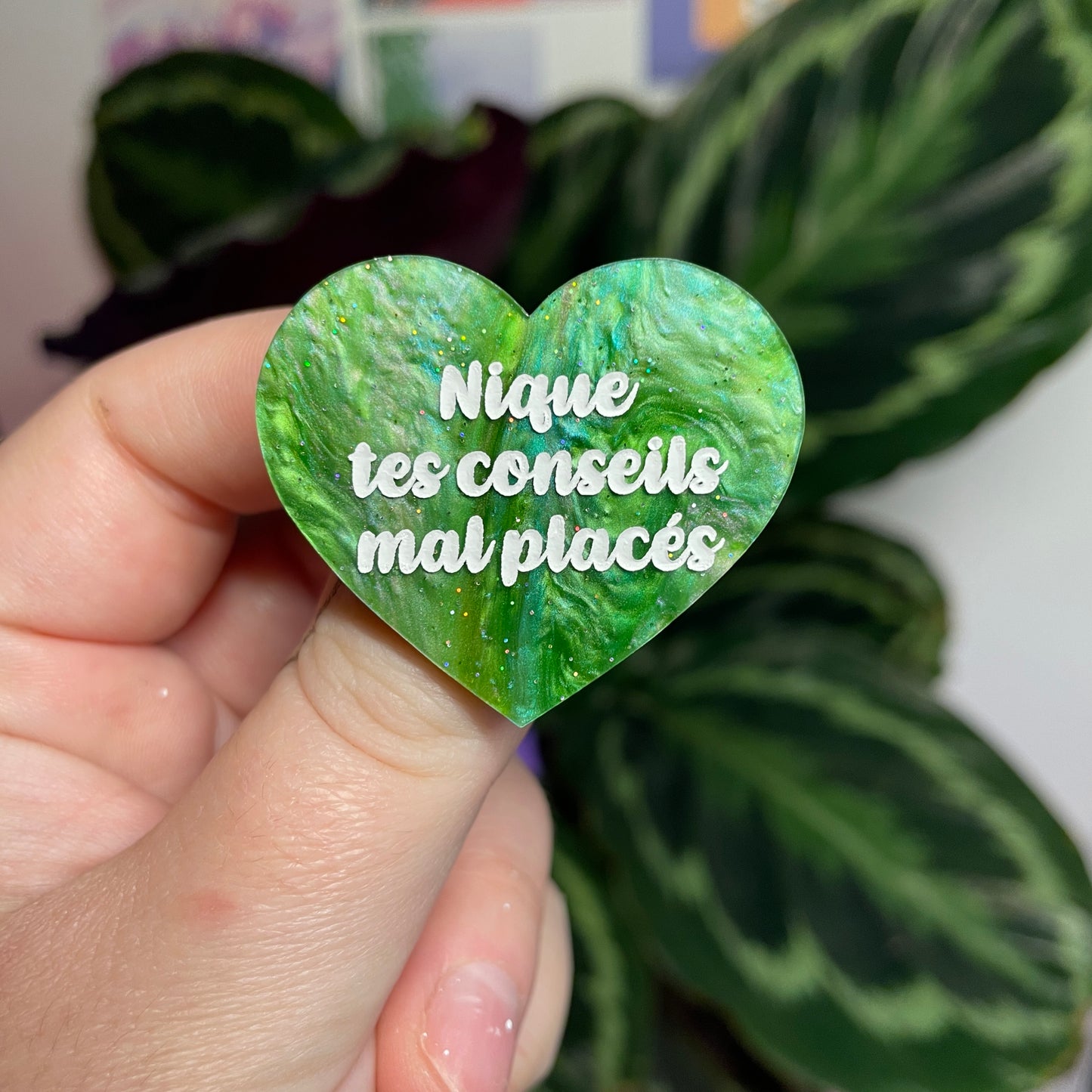 Broche "Nique tes conseils mal placés" en acrylique marbrée verte à paillettes