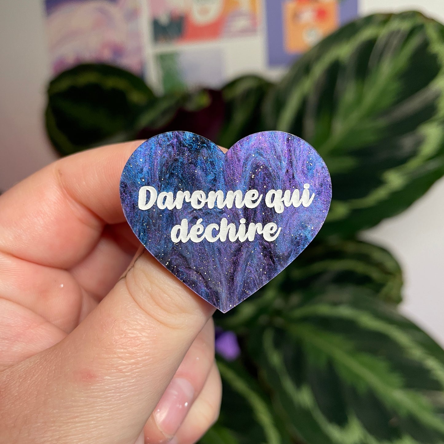 Broche "Daronne qui déchire" en acrylique marbrée bleue, noire et violette