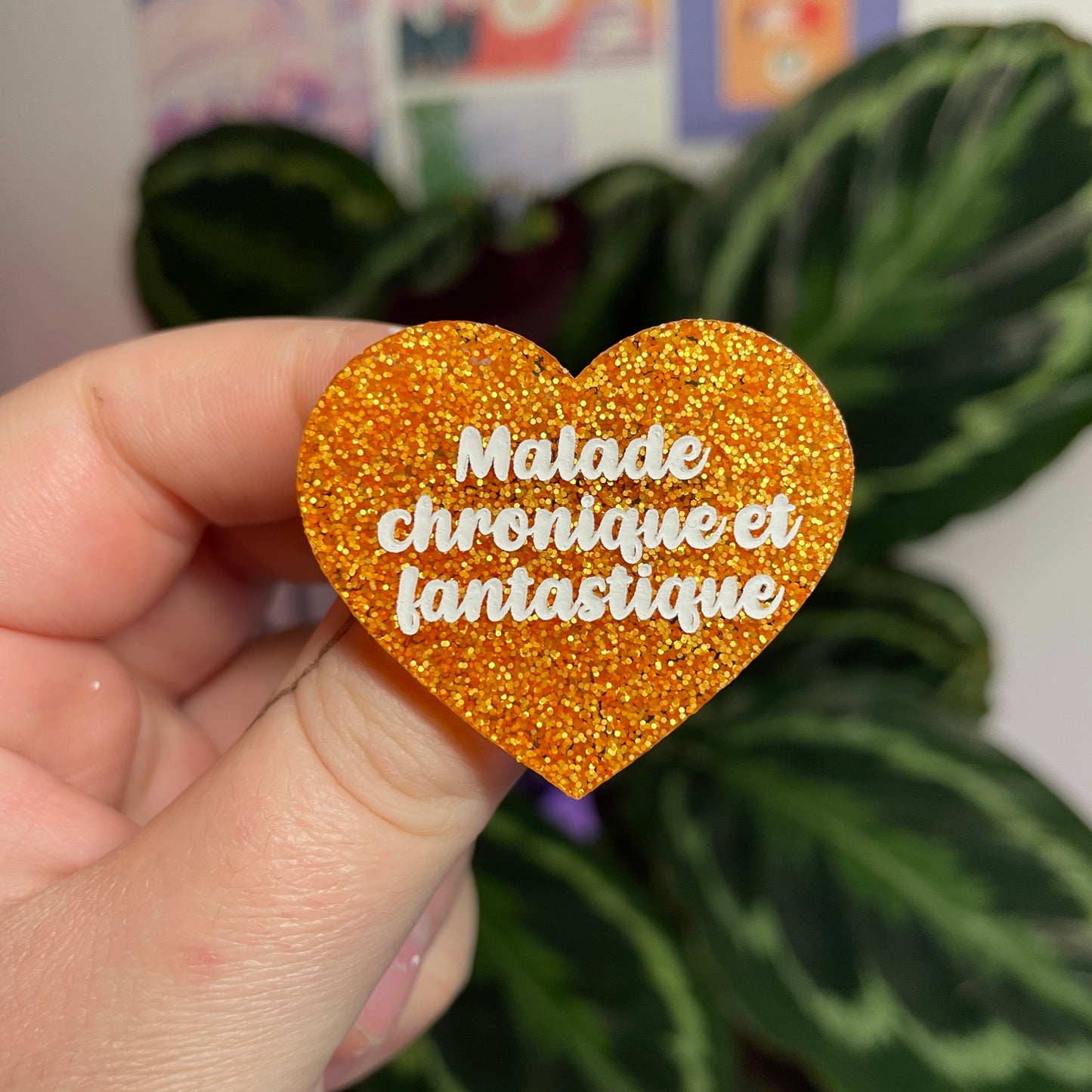 Broche "Malade chronique et fantastique" en acrylique à paillettes oranges
