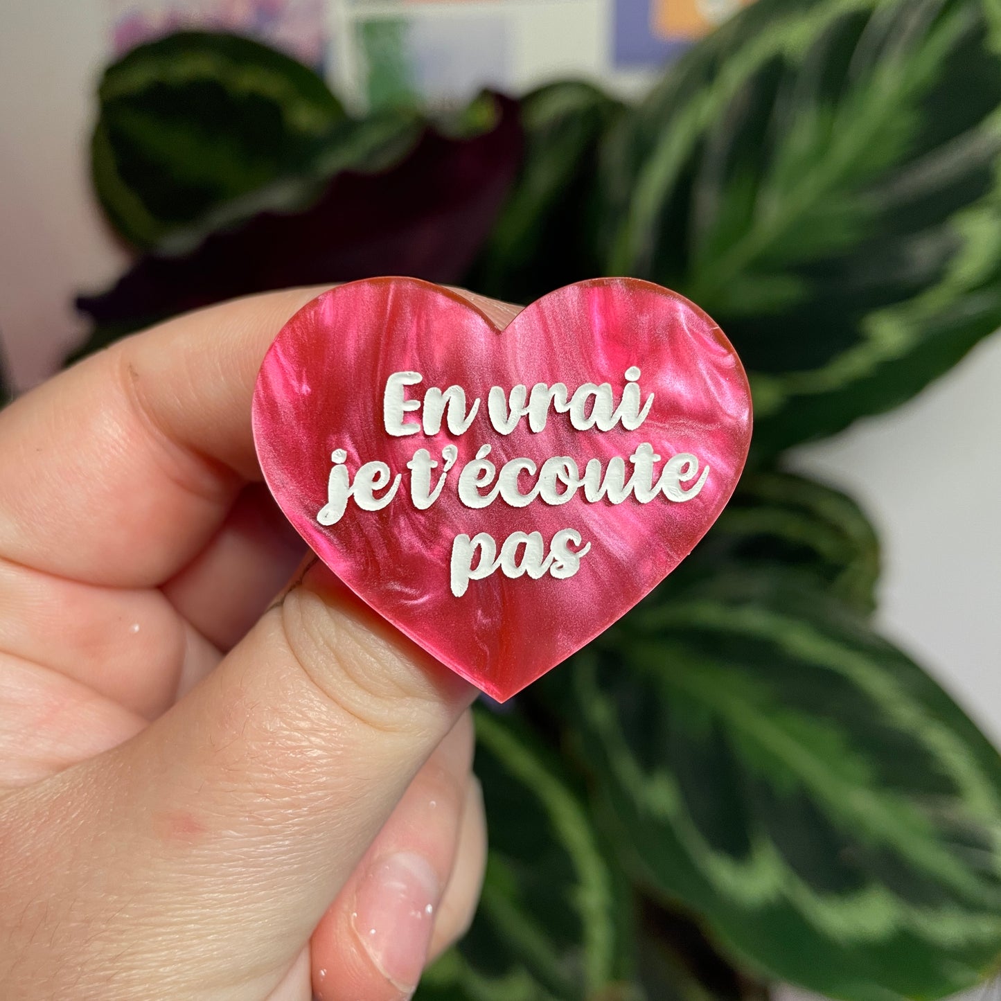 Broche "En vrai je t'écoute pas" en acrylique marbrée rose