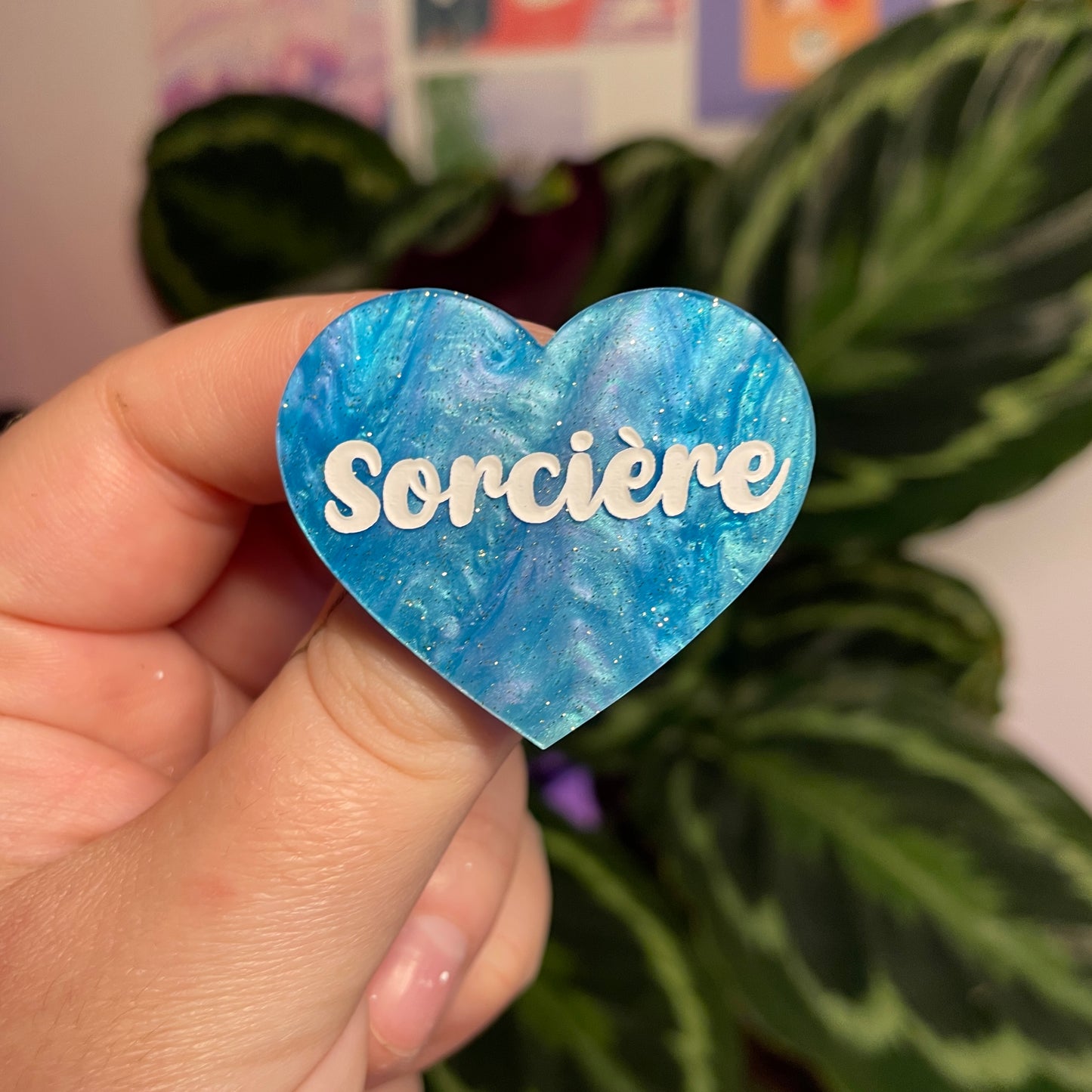 Broche "Sorcière" en acrylique marbrée bleue à paillettes