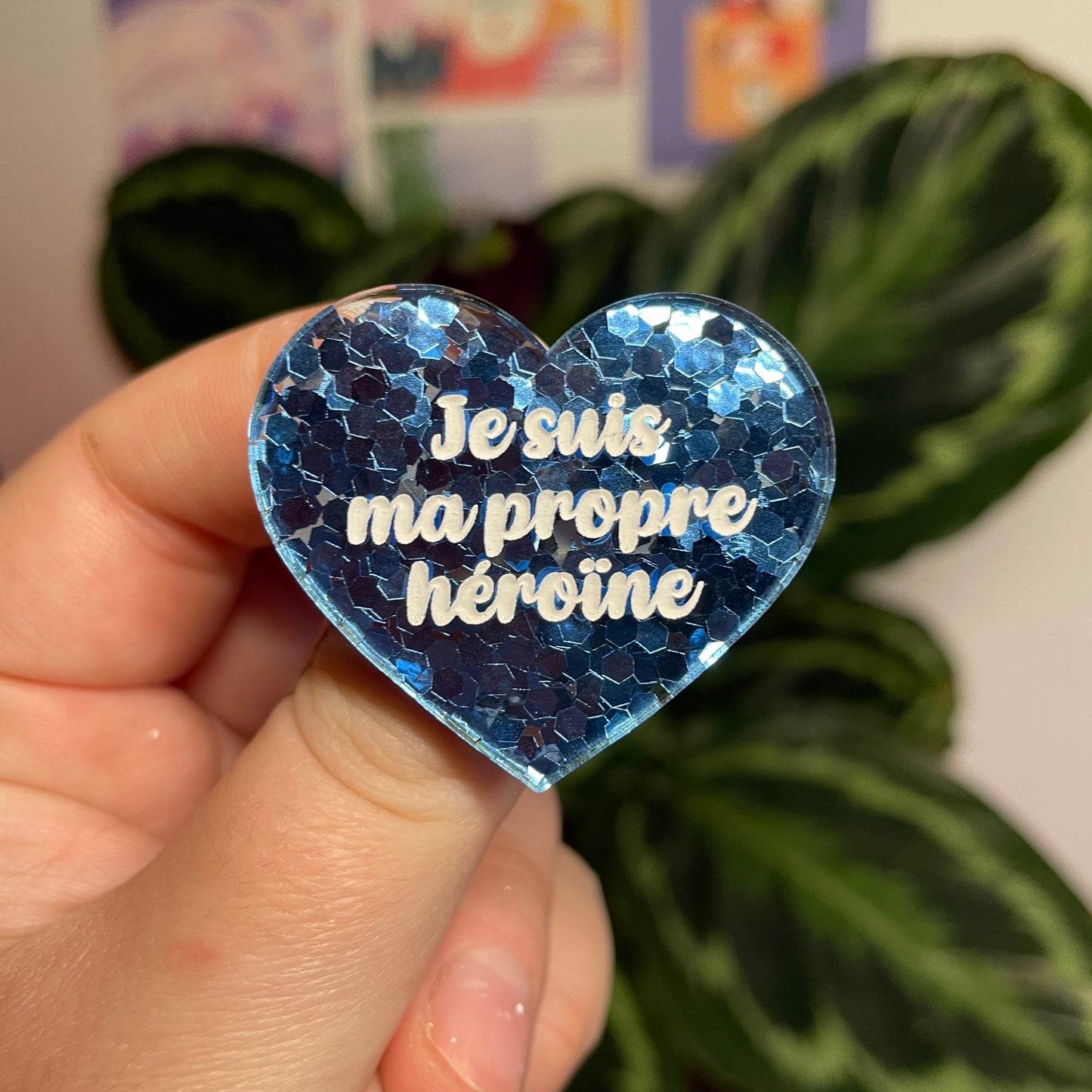 Broche "Je suis ma propre héroïne" en acrylique semi transparente avec des confettis bleus