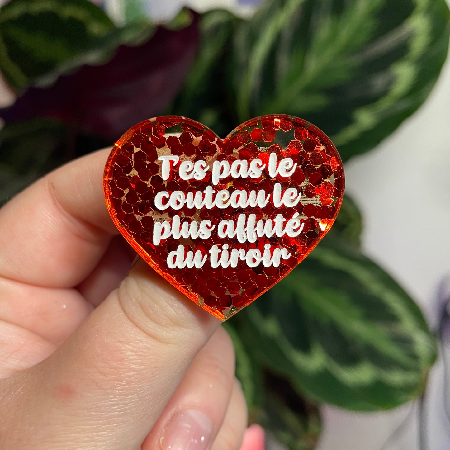 Broche "T'es pas le couteau le plus affuté du tiroir" en acrylique semi transparente avec des confettis rouges