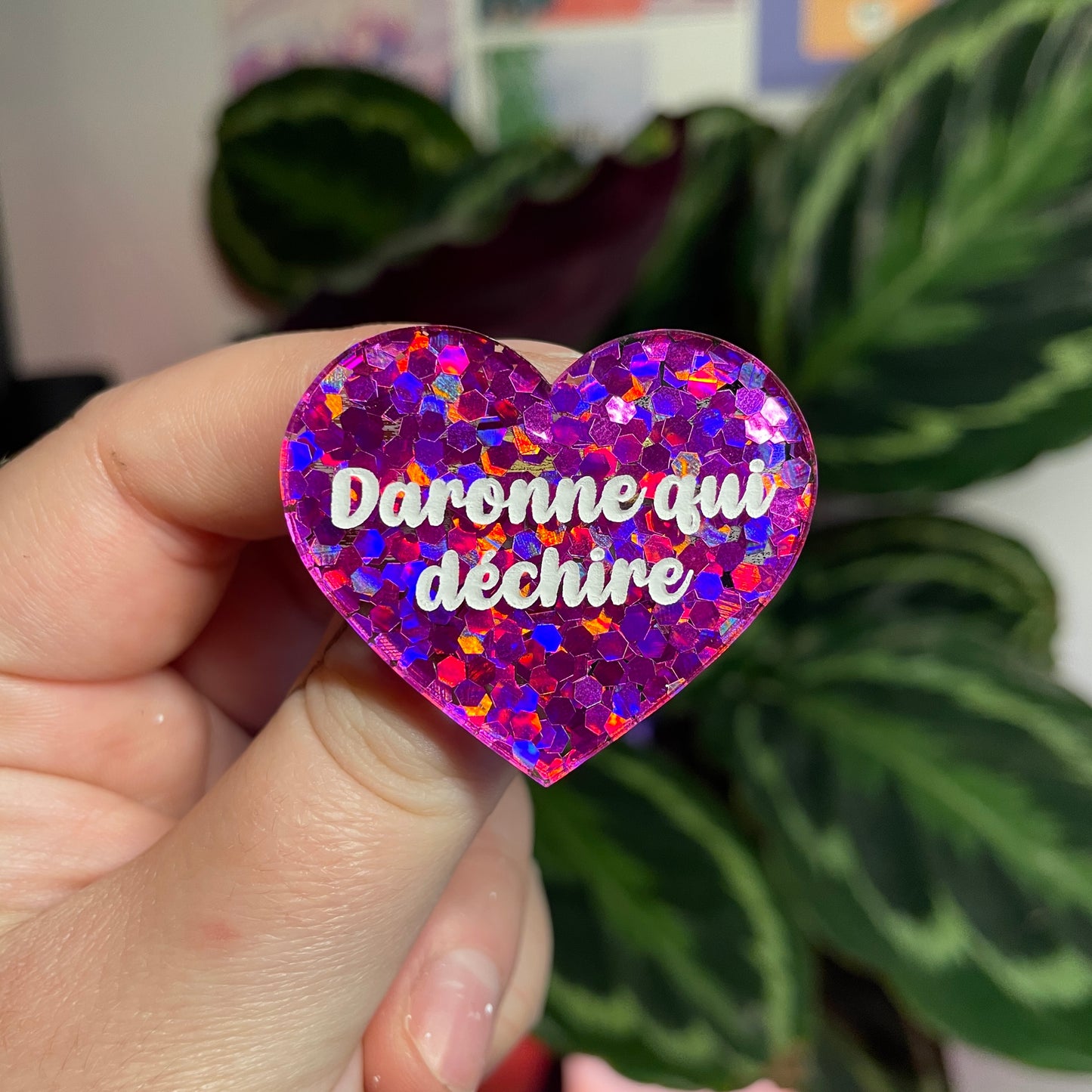 Broche "Daronne qui déchire" en acrylique semi transparente avec des confettis fuchsia