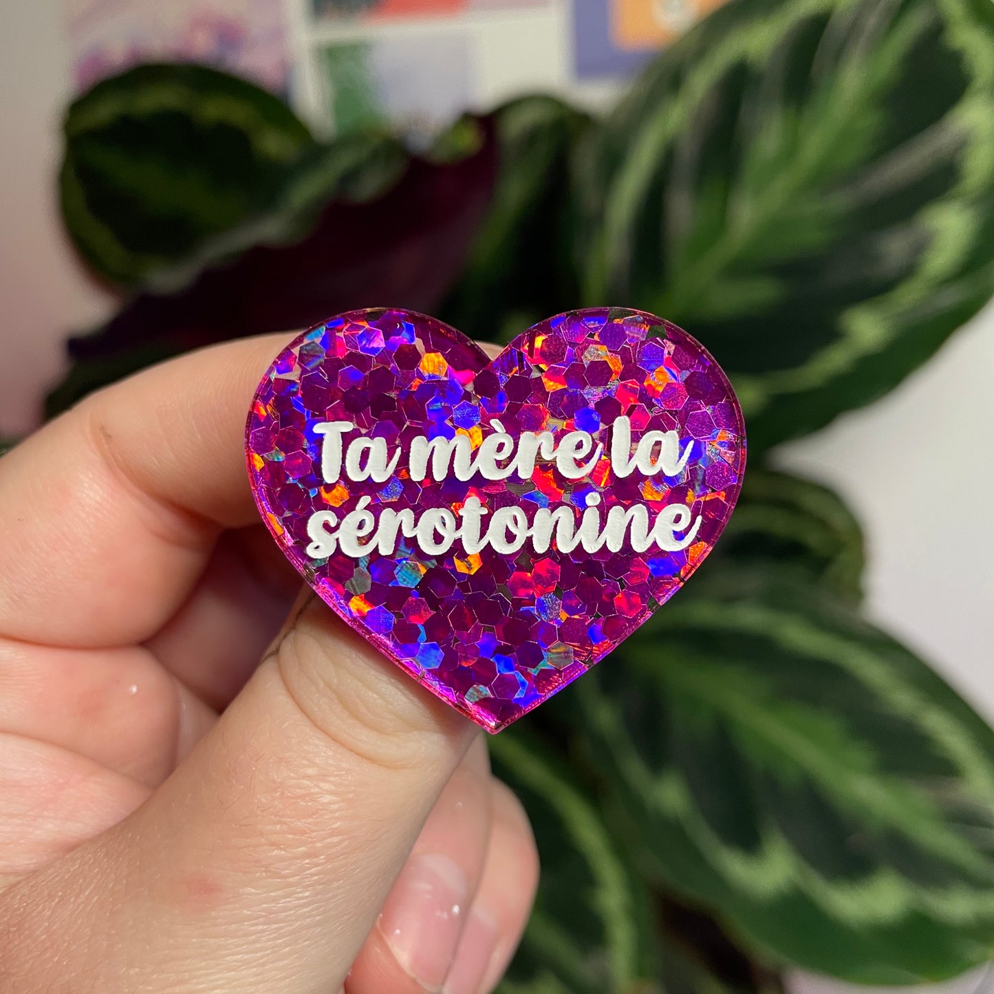 Broche "Ta mère la sérotonine" en acrylique semi transparente avec des confettis fuchsia