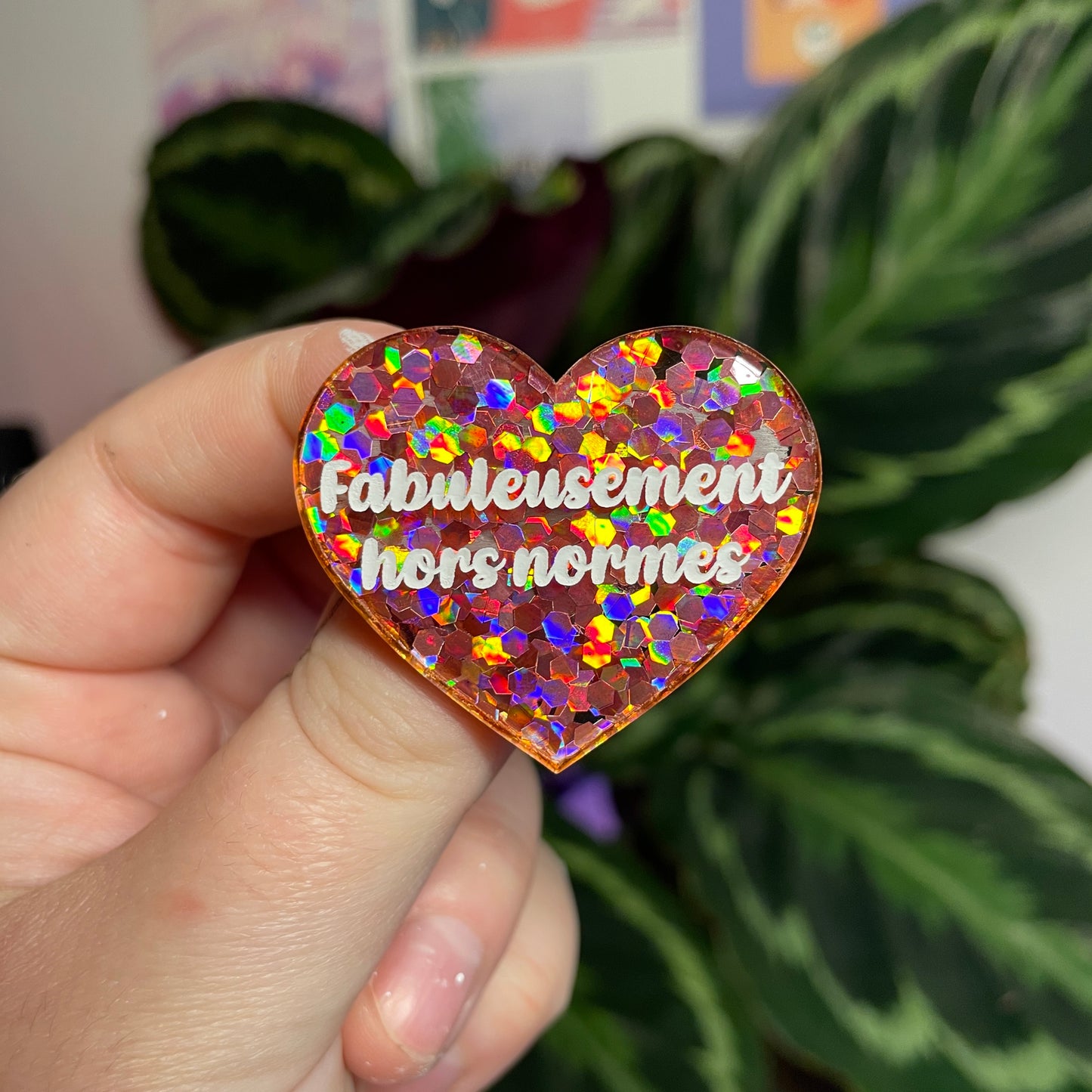 Broche "Fabuleusement hors normes" en acrylique semi transparente avec des confettis corail