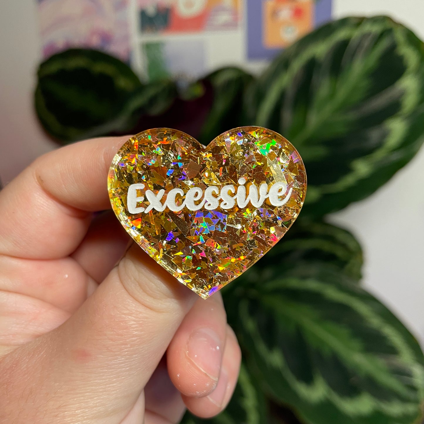 Broche "Excessive" en acrylique transparente avec des éclats de confettis jaunes