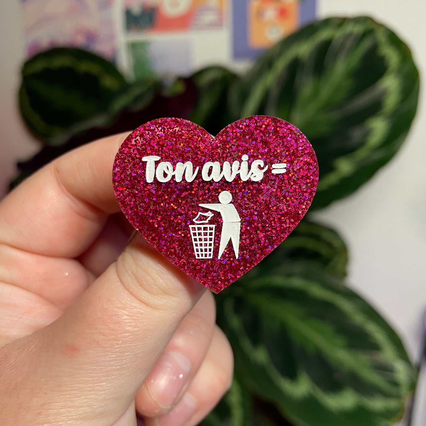 Broche "Ton avis = poubelle" en acrylique à paillettes roses